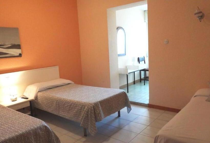 Номер Стандарт Трехместный, Hostal Isla Playa