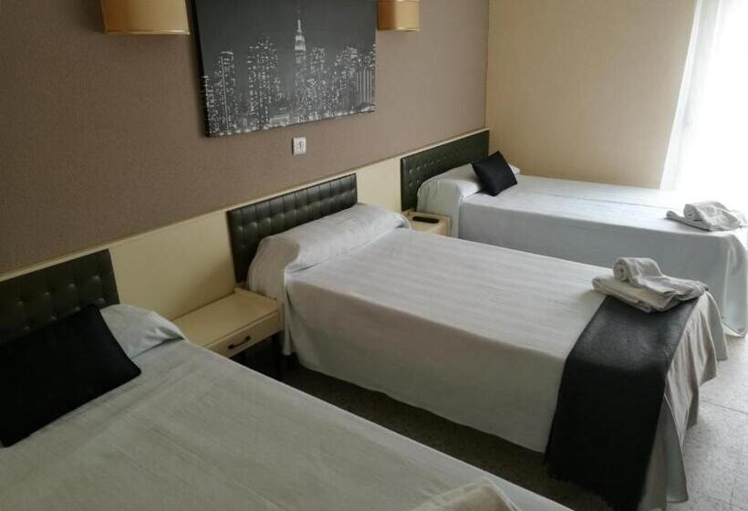 اتاق استاندارد سه نفره, Hostal Isla Playa