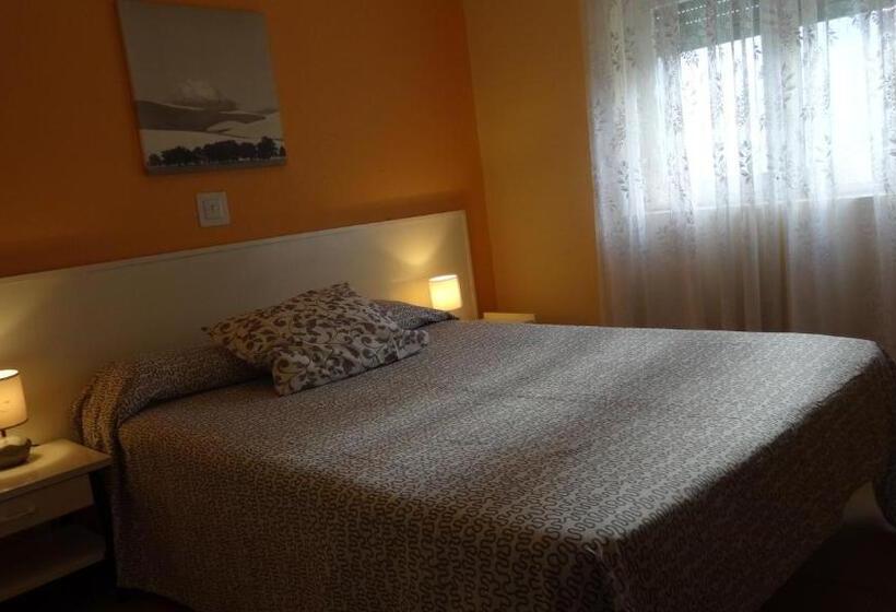 Трехместный Номер Стандарт с Балконом, Hostal Isla Playa