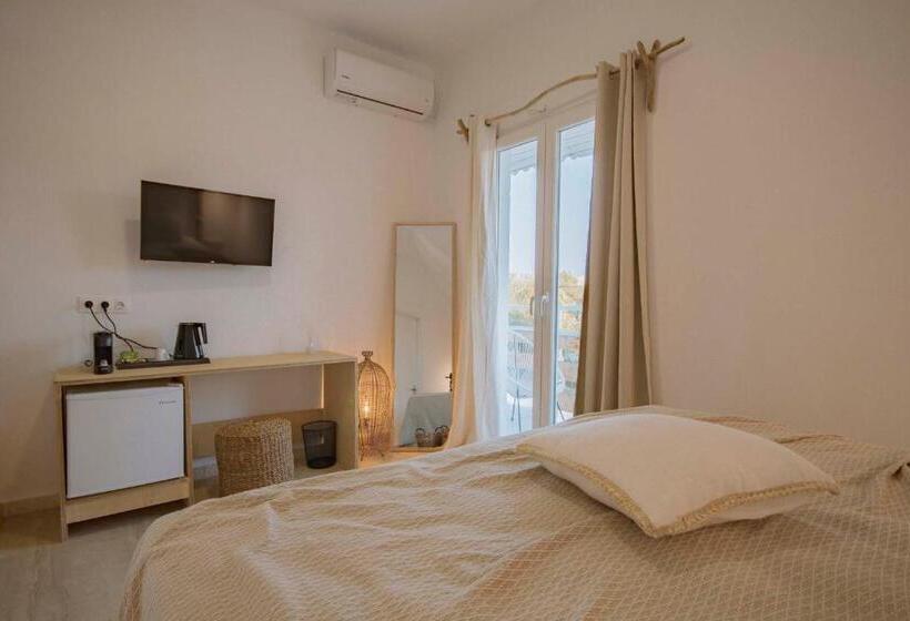 Номер Стандарт с Балконом, Olive Grove Suites Boutique