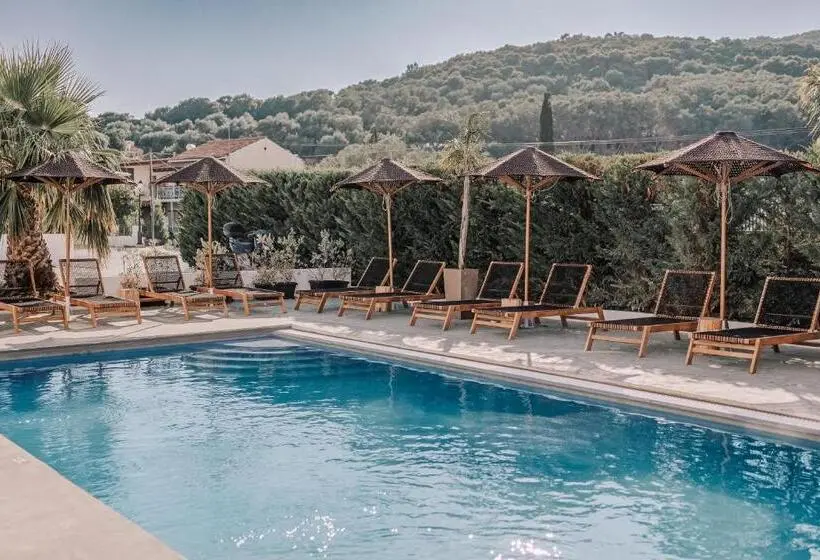 Sviitti Allasnäkymä, Olive Grove Suites Boutique