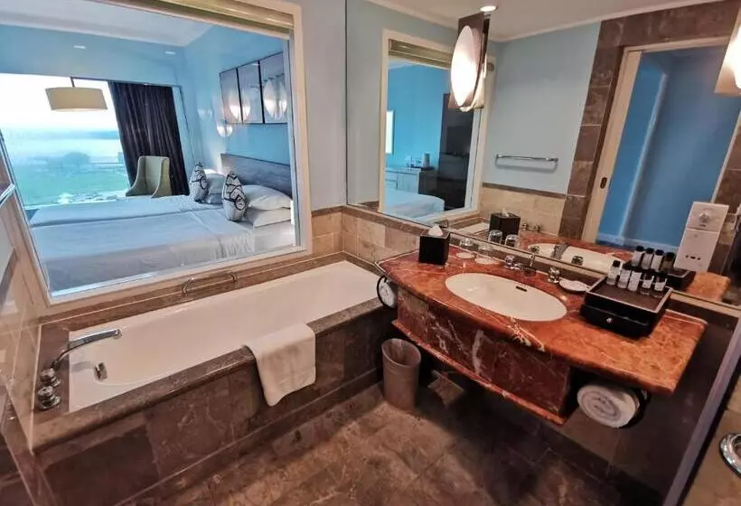 اتاق لوکس با چشمانداز دریا, Thistle Johor Bahru