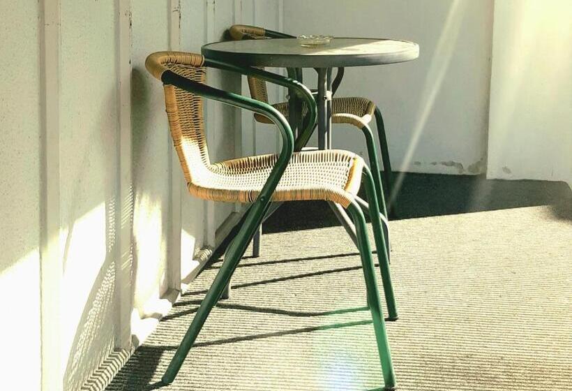 דירת שני חדרים, Aaron Court Motel