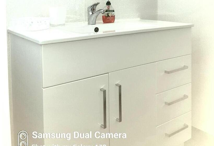 דירת שני חדרים, Aaron Court Motel