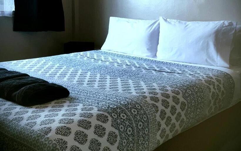 דירת שני חדרים, Aaron Court Motel