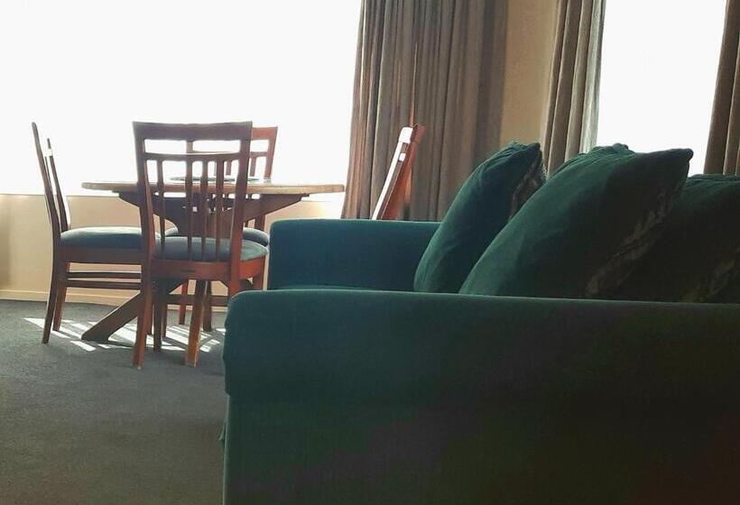 דירת שני חדרים, Aaron Court Motel