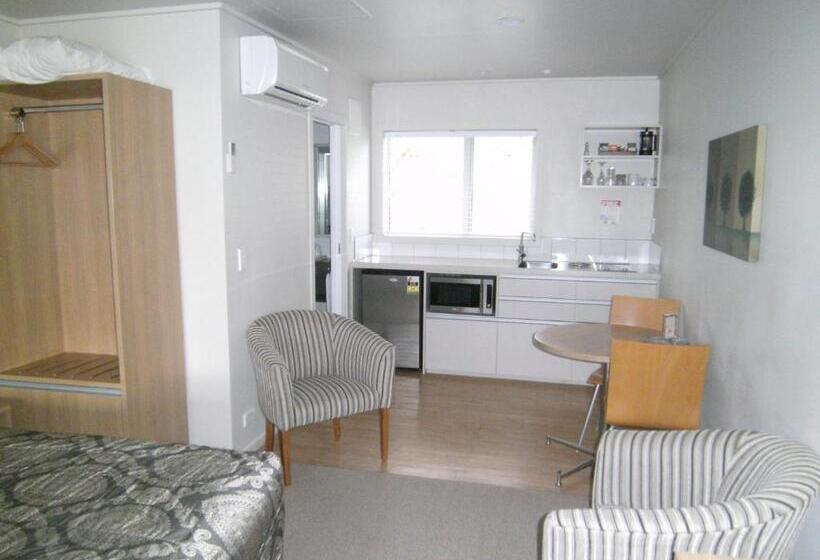 استودیوی استاندارد, Anchorage Motel Apartments