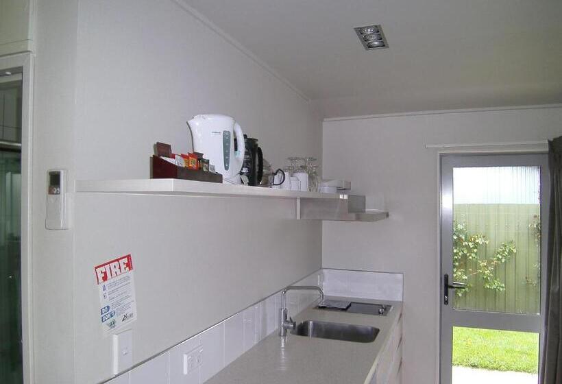 استودیوی استاندارد, Anchorage Motel Apartments