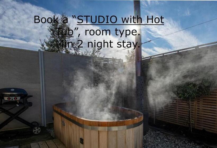 استودیوی استاندارد, Anchorage Motel Apartments