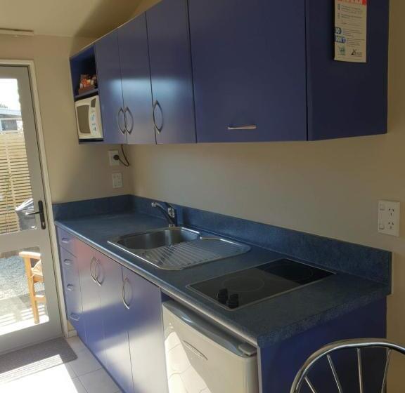 استودیوی استاندارد, Anchorage Motel Apartments