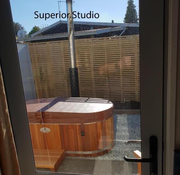 استودیوی استاندارد, Anchorage Motel Apartments