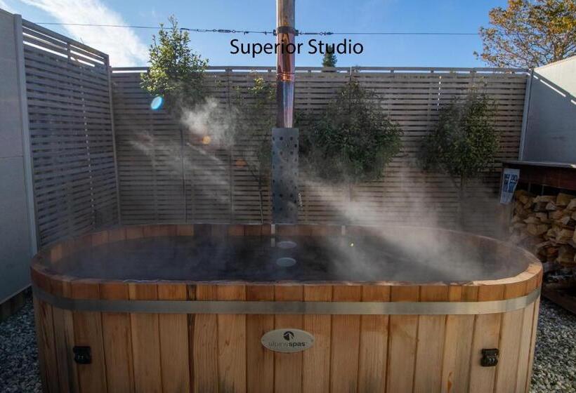 استودیوی استاندارد, Anchorage Motel Apartments