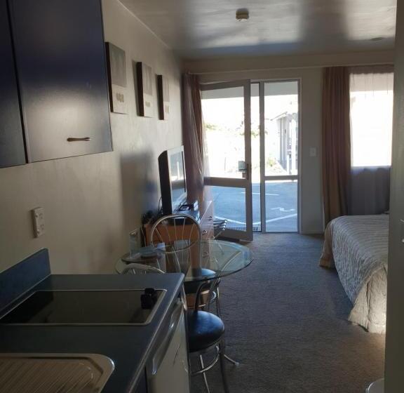 استودیوی استاندارد, Anchorage Motel Apartments