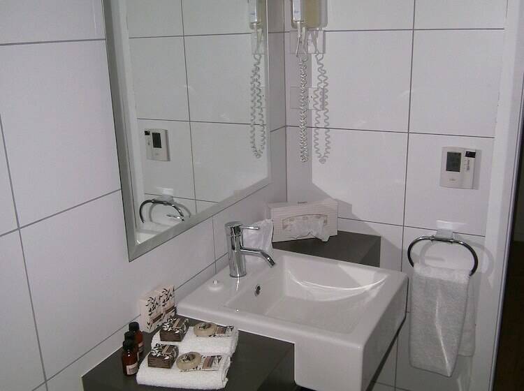 استودیوی استاندارد, Anchorage Motel Apartments