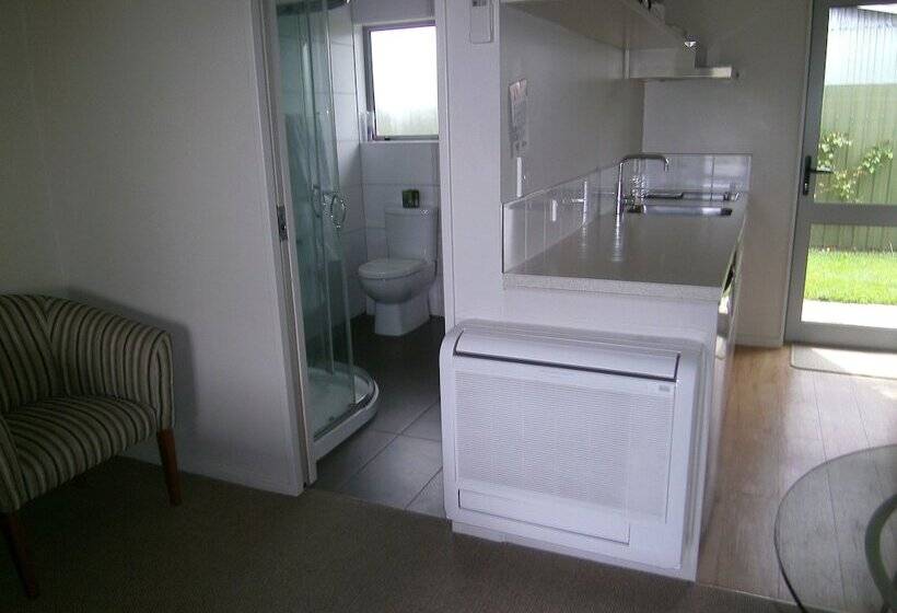 استودیوی استاندارد, Anchorage Motel Apartments