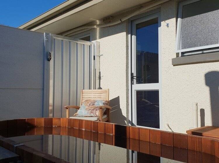 استودیو اجرایی, Anchorage Motel Apartments