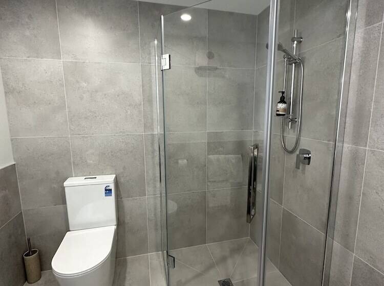 סוויטה, Baycourt Lakefront Motel