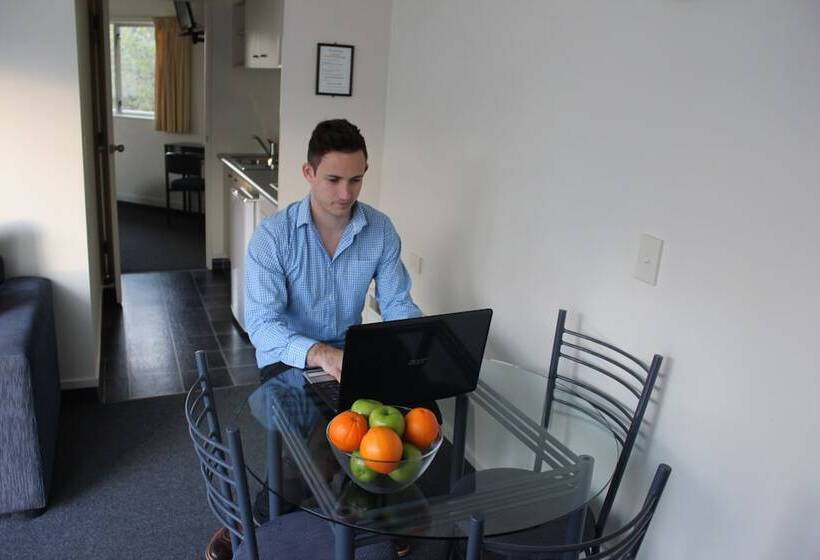 סוויטה, Baycourt Lakefront Motel