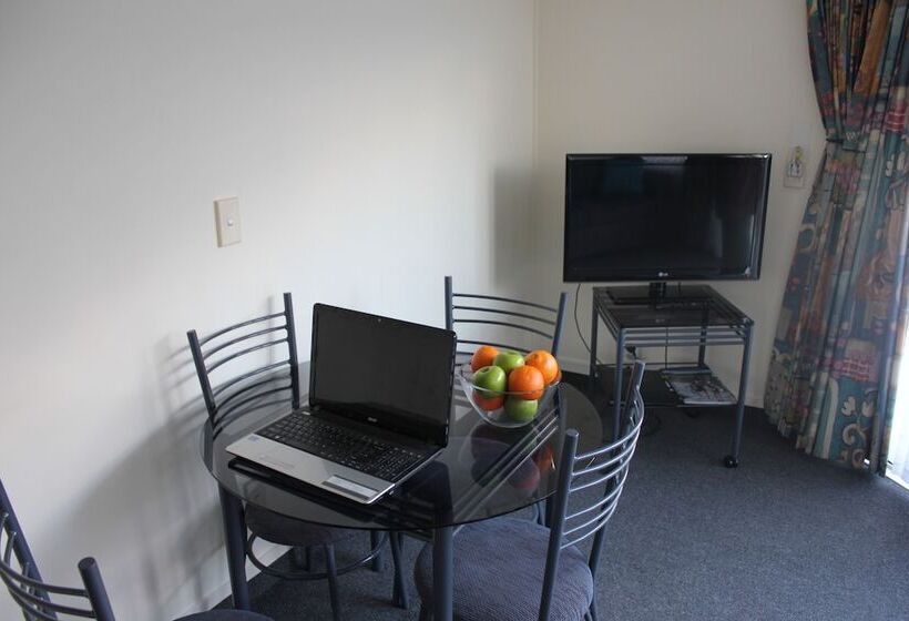 סוויטה, Baycourt Lakefront Motel