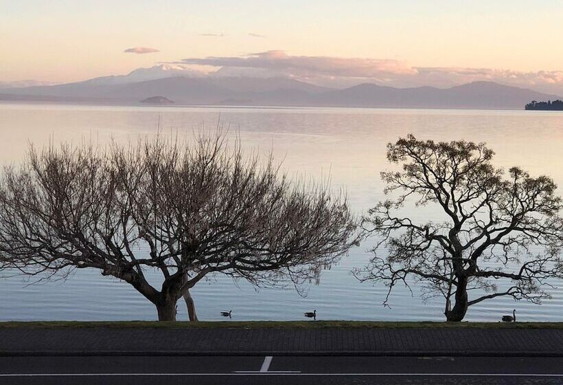 דירת שלושה חדרים, Baycourt Lakefront Motel