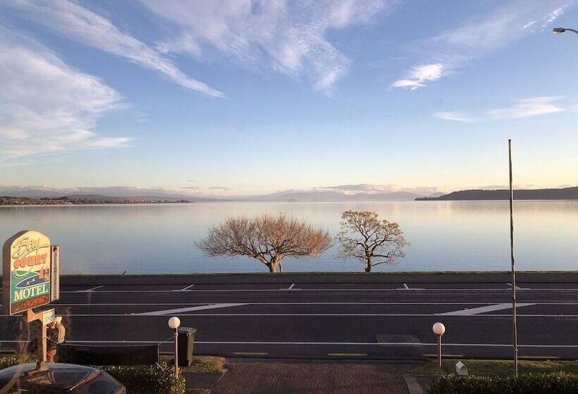 דירת שלושה חדרים, Baycourt Lakefront Motel