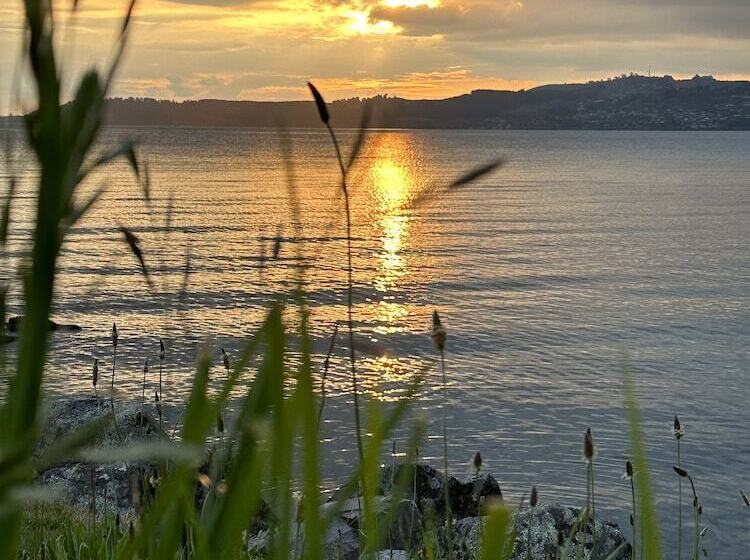 דירת שלושה חדרים, Baycourt Lakefront Motel