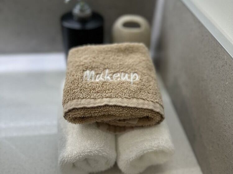 דירת שלושה חדרים, Baycourt Lakefront Motel