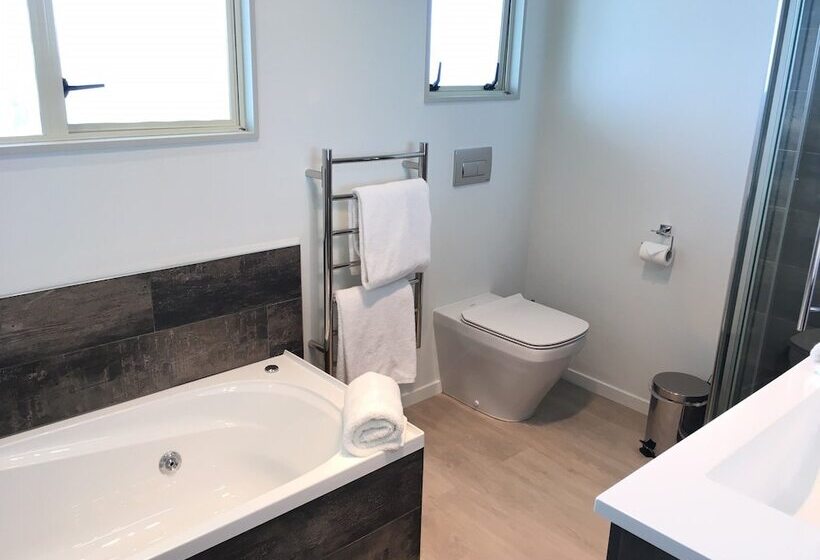 דירת שלושה חדרים, Baycourt Lakefront Motel