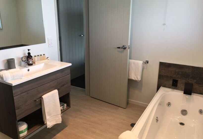 דירת שלושה חדרים, Baycourt Lakefront Motel