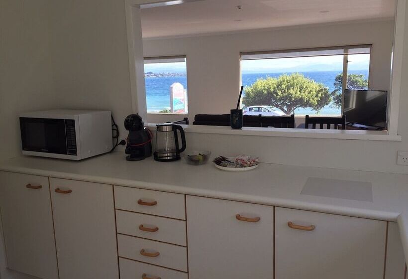 דירת שלושה חדרים, Baycourt Lakefront Motel