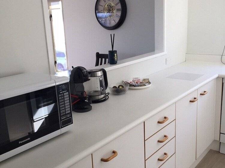 דירת שלושה חדרים, Baycourt Lakefront Motel