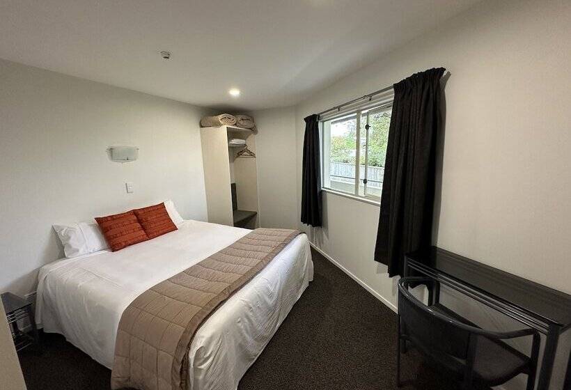 סוויטה, Baycourt Lakefront Motel