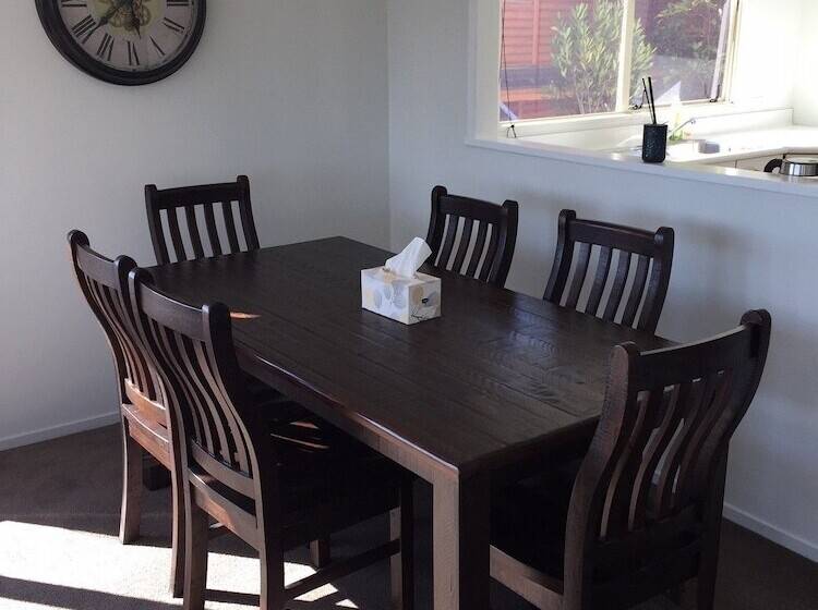 דירת שלושה חדרים, Baycourt Lakefront Motel