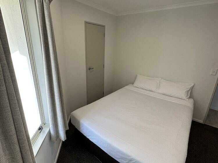 דירת שלושה חדרים, Baycourt Lakefront Motel