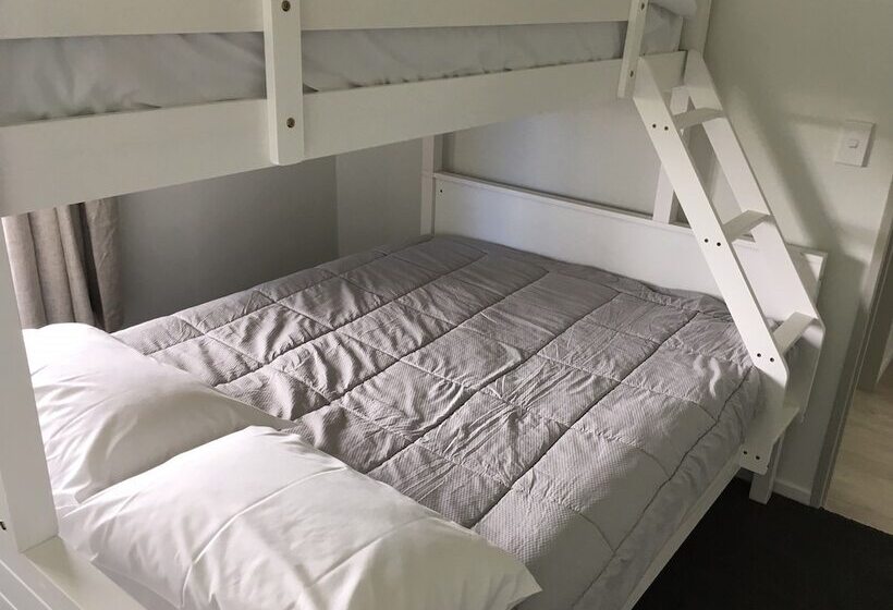 דירת שלושה חדרים, Baycourt Lakefront Motel