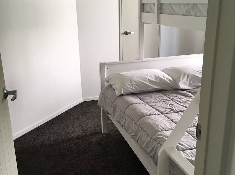 דירת שלושה חדרים, Baycourt Lakefront Motel