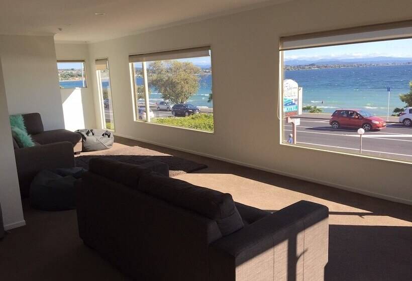 דירת שלושה חדרים, Baycourt Lakefront Motel