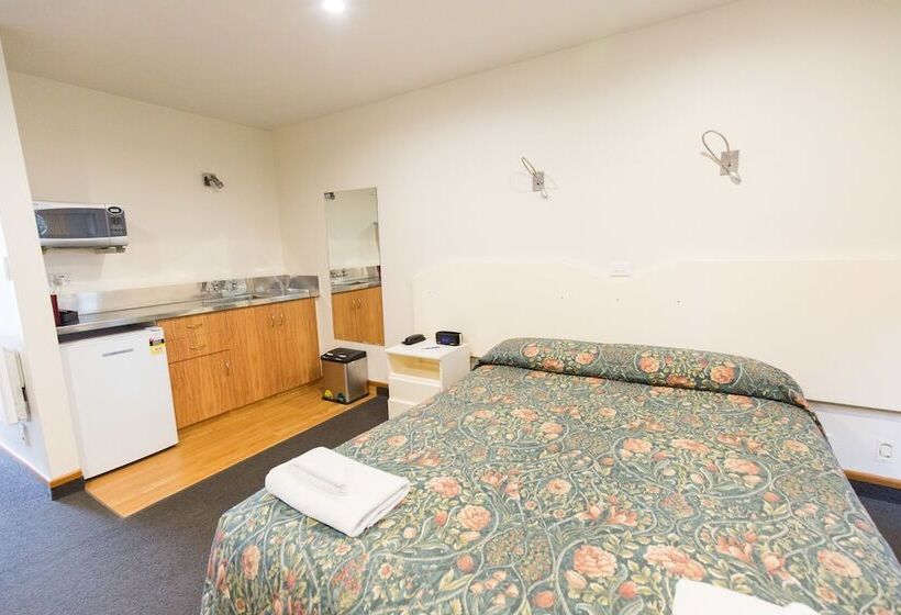 이코노미 스튜디오, Airport Gateway Motor Lodge