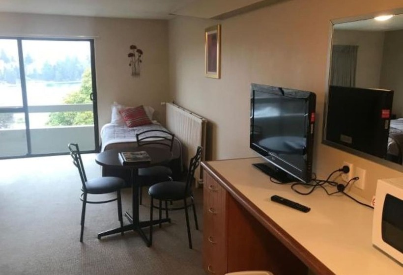 Студио Базик, Earnslaw Lodge