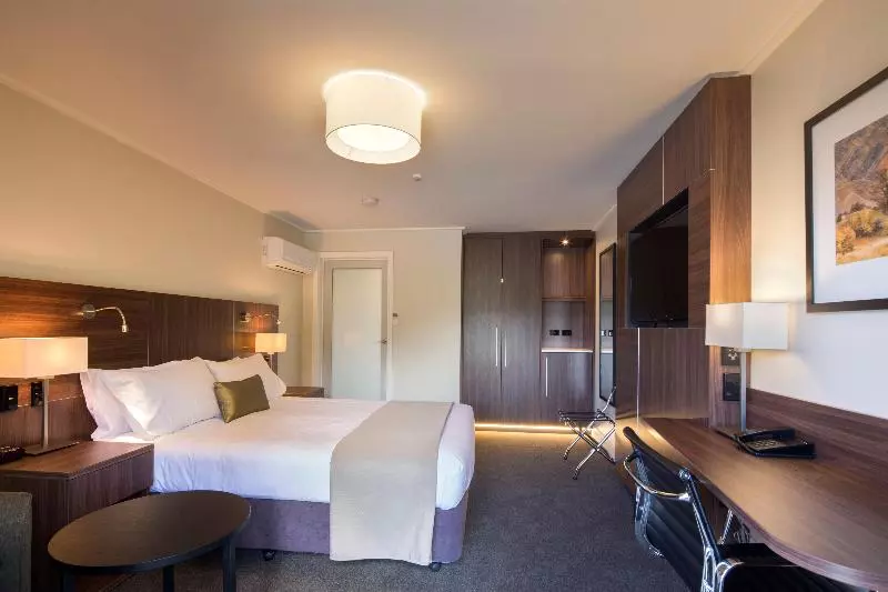 クイーンサイズベッドのスタンダードルーム, Holiday Inn Queenstown Frankton Road, An Ihg