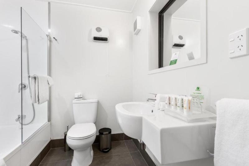 带特大床的标准间, Holiday Inn Queenstown Frankton Road, An Ihg