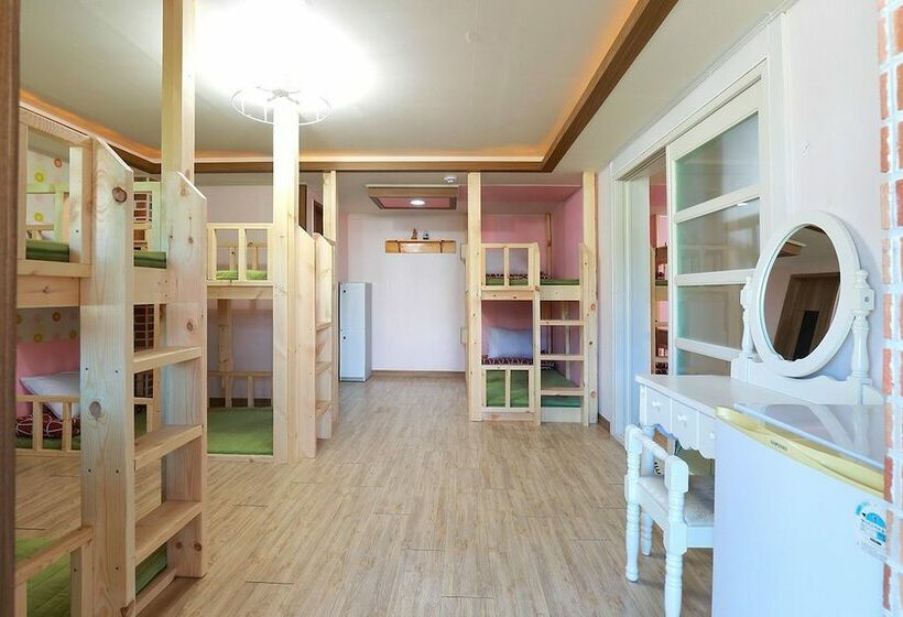 חדר דלוקס לארבעה, Favian Guest House