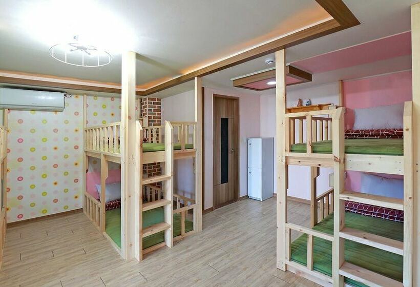 חדר דלוקס לארבעה, Favian Guest House