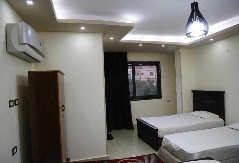اتاق خانوادگی, Happy Days Pyramids Inn