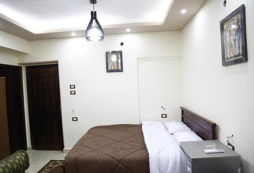 اتاق خانوادگی, Happy Days Pyramids Inn