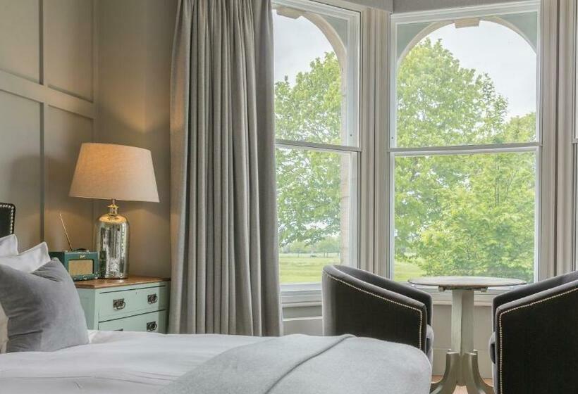 اتاق لوکس با چشمانداز شهر, Number 38 Clifton