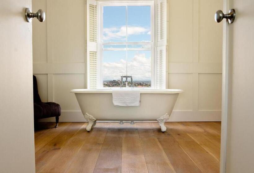 اتاق لوکس با چشمانداز شهر, Number 38 Clifton