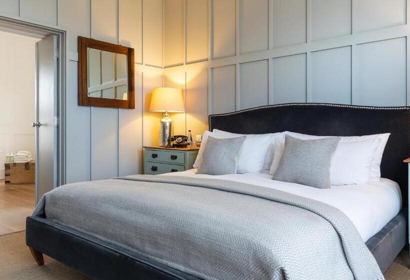 اتاق لوکس با چشمانداز شهر, Number 38 Clifton