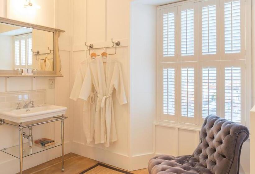 اتاق لوکس با چشمانداز شهر, Number 38 Clifton