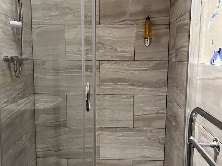 غرفة أساية فردية حمام مشترك, Corrie